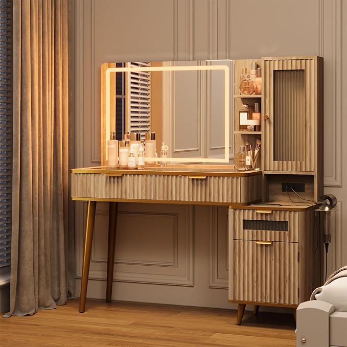 QUW Fluted Makeup Vanity Desk with Mirror and Lights, Modern Glass Top Vanity Table with Charging Station, Vanity Mirror 3 Lighting Modes Adjustable Brightness, Dressing Table for Bedroom, Natural Oak