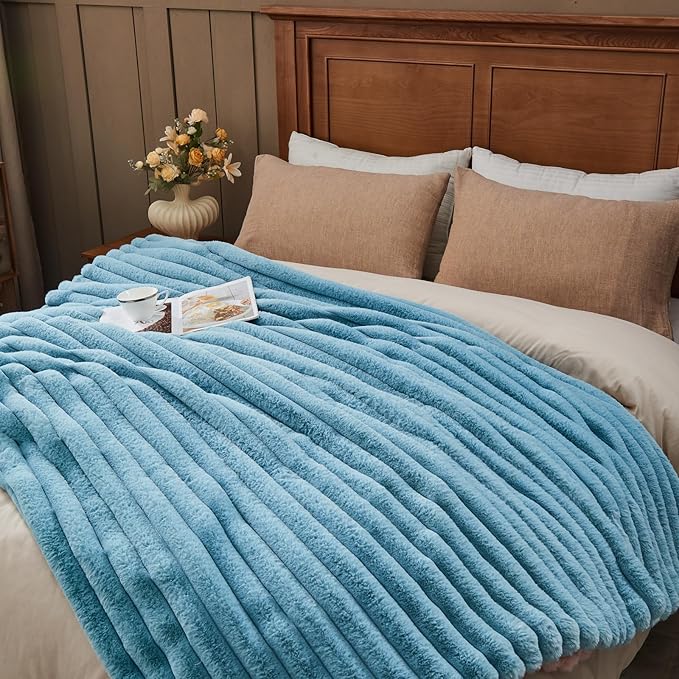NEWCOSPLAY Faux Fur Twin Blanket Blue 3D Ribbed Plush Thick Warm Blanket for Couch Sofa Bed 850GSM (Blue Ribbed, Twin(60"x80"))