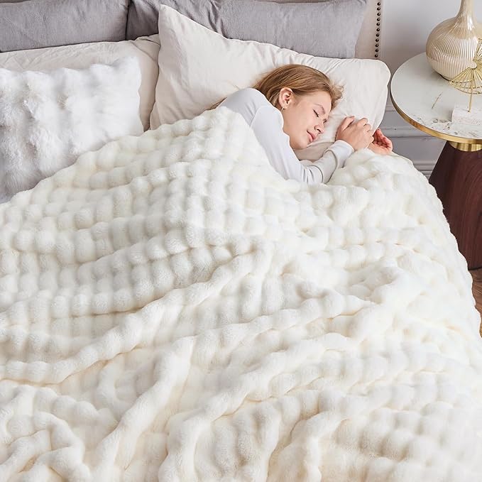 NEWCOSPLAY Faux Fur Twin Blanket Ivory Bubble Blanket Thick Warm Soft for Couch Sofa Bed 550GSM (Ivory, Twin(60"x80"))