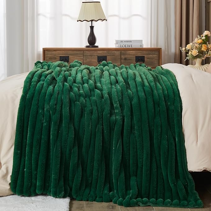 NEWCOSPLAY Faux Fur Throw Blanket Dark Green 3D Ribbed Plush Thick Warm Blanket for Couch Sofa Bed 850GSM (Dark Green Ribbed, Throw(50"x60"))