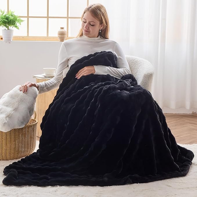 NEWCOSPLAY Faux Fur Twin Blanket Black Bubble Blanket Thick Warm Soft for Couch Sofa Bed 550GSM (Black, Twin(60"x80"))