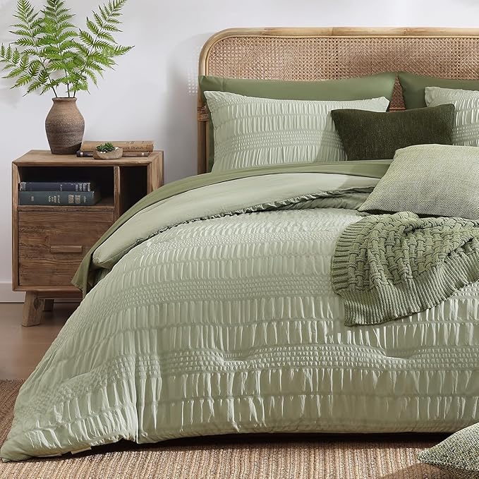 CASAAGUSTO Twin XL Comforter Set, 5 Pieces Sage Green Seersucker Bed in a Bag Twin Soft All Seasons, Bedding Sets with Comforter, Flat Sheet, Fitted Sheet, 1 Pillow Sham, 1 Pillowcase