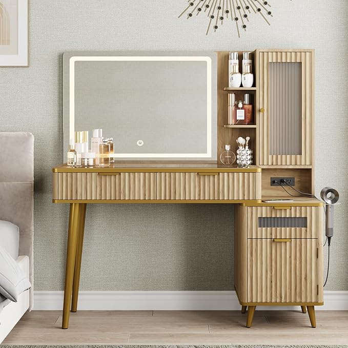 QUW Fluted Makeup Vanity Desk with Mirror and Lights, Modern Glass Top Vanity Table with Charging Station, Vanity Mirror 3 Lighting Modes Adjustable Brightness, Dressing Table for Bedroom, Natural Oak