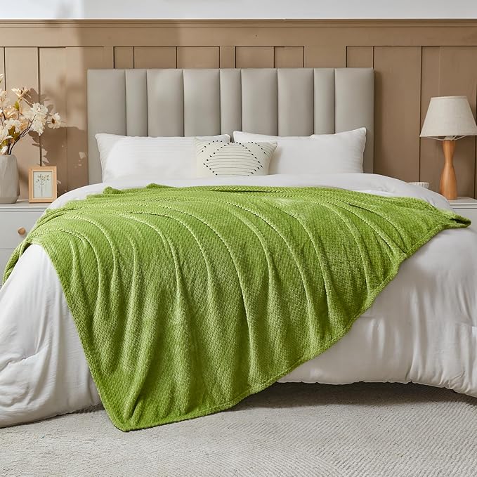 NEWCOSPLAY Super Soft Twin Blanket Green Premium Silky Flannel Fleece Leaves Pattern Lightweight Bed Blanket All Season Use (Green, Twin(60"x80"))