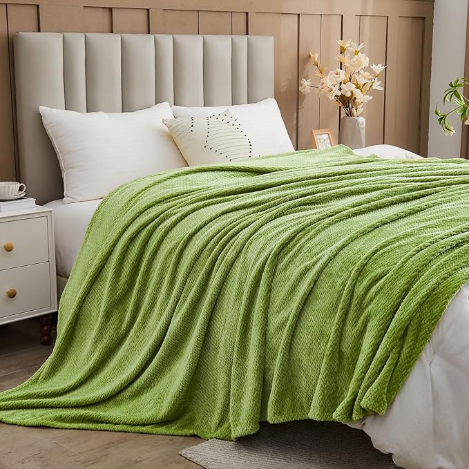 NEWCOSPLAY Super Soft Throw Blanket Green Premium Silky Flannel Fleece Leaves Pattern Lightweight Bed Blanket All Season Use (Green, Throw(50"x60"))