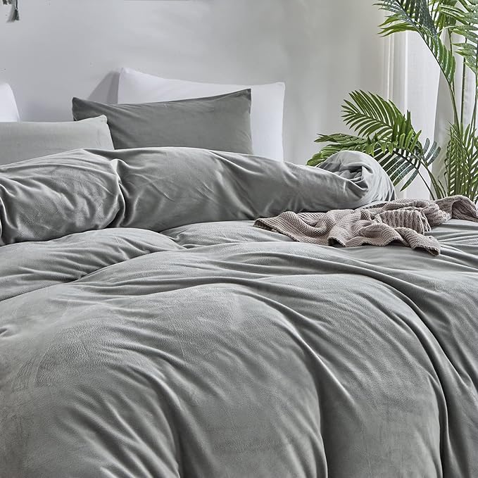 CLOTHKNOW Grey Fluffy Comforter Set King Velvet Bedding Comforter Sets Soft Gray Comforter Flannel Comforter with 2 x Pillow Cases