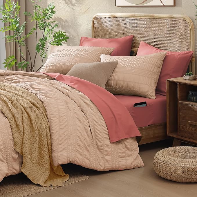 CASAAGUSTO Queen Comforter Set, 7 Pieces Pink Seersucker Bed in a Bag Queen Size Soft All Seasons, Bedding Sets with Comforter, Flat Sheet, Fitted Sheet, 2 Pillow Shams, 2 Pillowcases