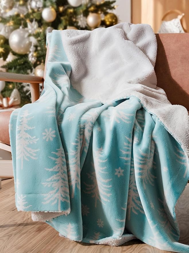 Christmas Sherpa Blanket Throw Size - Reversible Sherpa Fleece Blanket - Super Soft Double Sided Throw for Bed, Sofa, Couch - Thick, Cozy & Plush - Xmas Winter Bedding - Christmas Snowflakes, 50x60