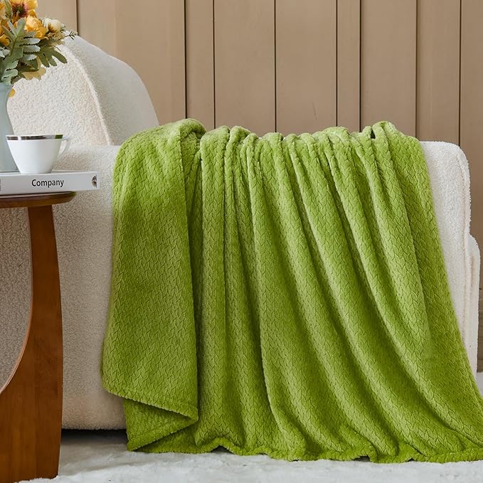 NEWCOSPLAY Super Soft Twin Blanket Green Premium Silky Flannel Fleece Leaves Pattern Lightweight Bed Blanket All Season Use (Green, Twin(60"x80"))