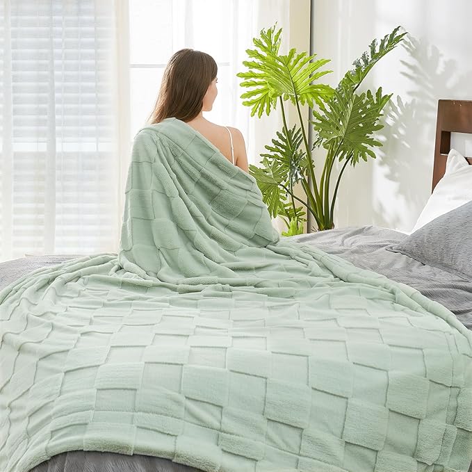 Cozy Bliss Checkered Large Faux Rabbit Fur Sage Green Twin Bed Blanket, Soft Fuzzy Fluffy Minky Furry Blankets for Couch, Bed, Adults (60 * 80 Inches Light Green)