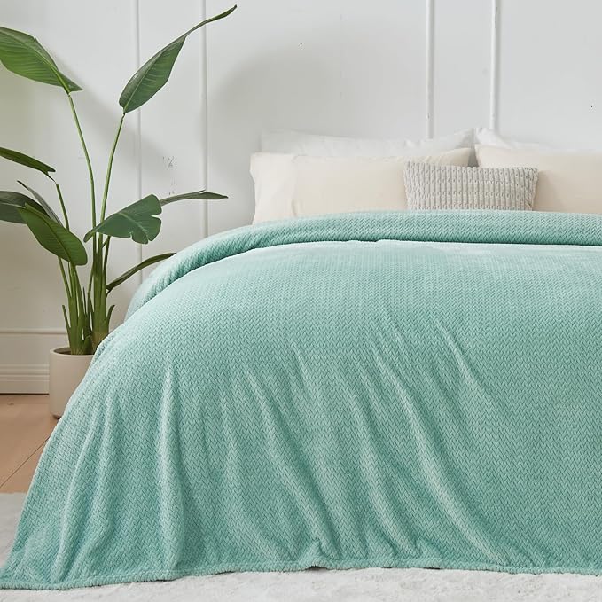 NEWCOSPLAY Super Soft King Blanket New Sage Green Premium Silky Flannel Fleece Leaves Pattern Lightweight Bed Blanket All Season Use (New Sage Green, King(90"x110"))