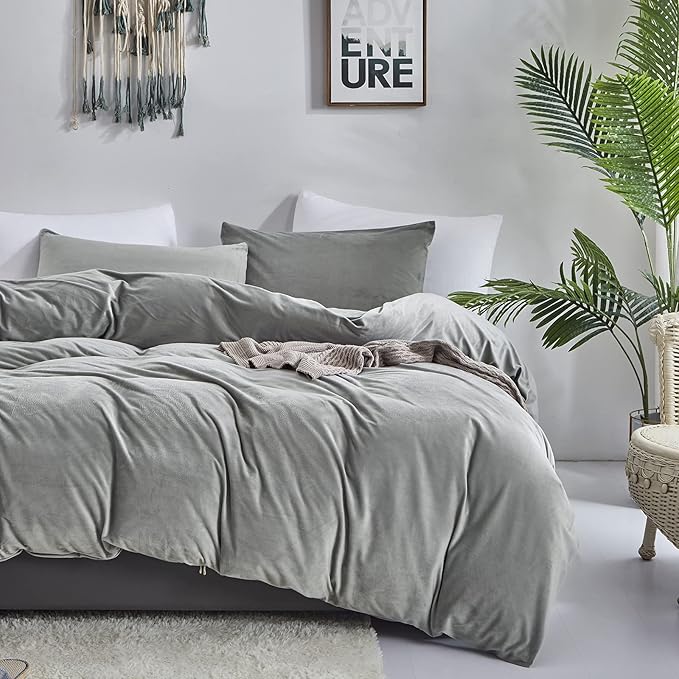 CLOTHKNOW Grey Fluffy Comforter Set King Velvet Bedding Comforter Sets Soft Gray Comforter Flannel Comforter with 2 x Pillow Cases