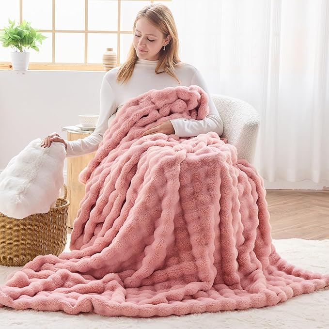 NEWCOSPLAY Faux Fur Queen Blanket Pink Bubble Blanket Thick Warm Soft for Couch Sofa Bed 550GSM (Pink, Queen(90"x90"))