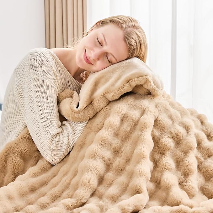 NEWCOSPLAY Faux Fur Twin Blanket Brown Bubble Blanket Thick Warm Soft for Couch Sofa Bed 550GSM (Brown, Twin(60"x80"))