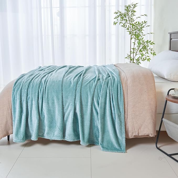 NEWCOSPLAY Super Soft King Blanket Mint Green Premium Silky Flannel Fleece Leaves Pattern Lightweight Bed Blanket All Season Use (Mint Green, King(90"x110"))