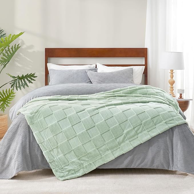 Cozy Bliss Checkered Large Faux Rabbit Fur Sage Green Twin Bed Blanket, Soft Fuzzy Fluffy Minky Furry Blankets for Couch, Bed, Adults (60 * 80 Inches Light Green)