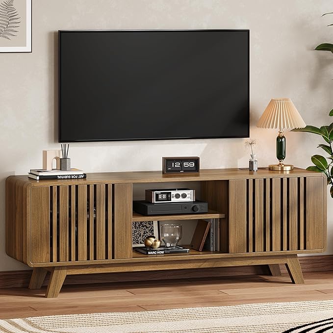 63-Inch TV Stand for TVs up to 75 Inch, Mid-Century Modern Television Stand with Power Outlet， Entertainment Center with Sliding Grille Door Cabinets and Open Shelves for Living Room, Oak