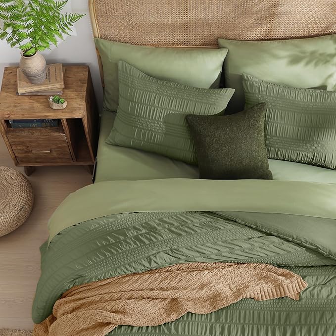 CASAAGUSTO King Size Comforter Set, 7 Pieces Olive Green Seersucker Bed in a Bag King Soft All Seasons, King Bedding Sets with Comforter, Flat Sheet, Fitted Sheet, 2 Pillow Shams, 2 Pillowcases