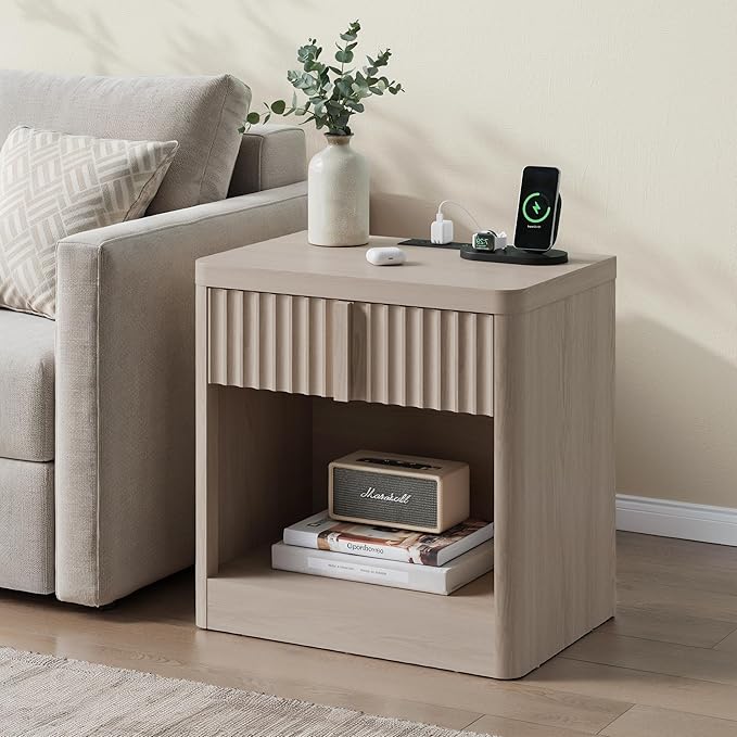 Fluted Nightstand Set of 2 with Charging Station, 23.6" Wood End Table with Solid Wood Handle, Curved Profile Design, Mid Century Moden Bedside Table for Bedroom, Living Room, Natural Oak