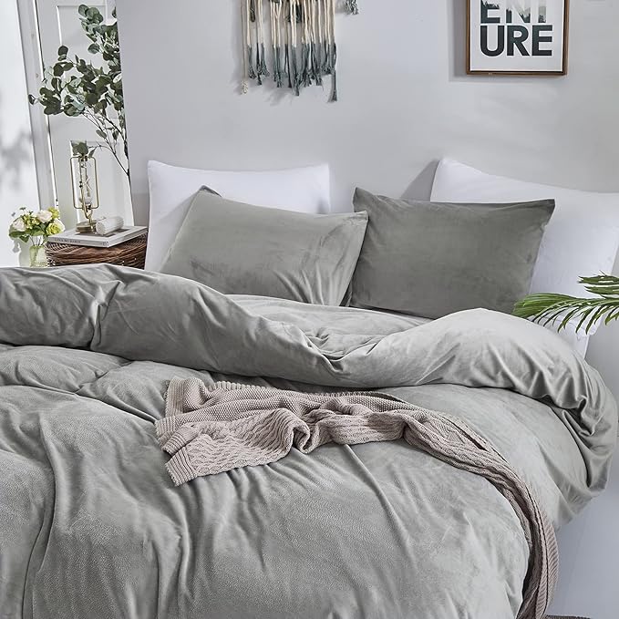 CLOTHKNOW Grey California King Comforter Sets Fluffy Velvet Bedding Comforter Sets Soft Gray Comforter Grey Comforter with 2 x Pillow Cases