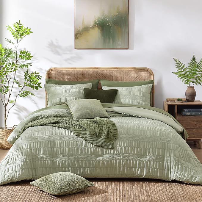 CASAAGUSTO Queen Comforter Set, 7 Pieces Sage Green Seersucker Bed in a Bag Queen Size Soft All Seasons, Bedding Sets with Comforter, Flat Sheet, Fitted Sheet, 2 Pillow Shams, 2 Pillowcases