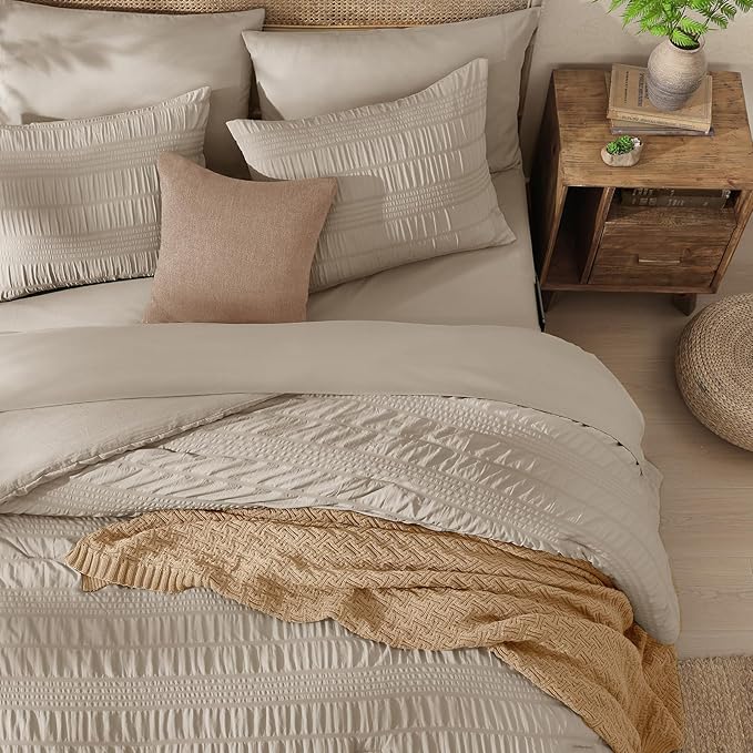 CASAAGUSTO Queen Comforter Set, 7 Pieces Oatmeal Seersucker Bed in a Bag Queen Size Soft All Seasons, Bedding Sets with Comforter, Flat Sheet, Fitted Sheet, 2 Pillow Shams, 2 Pillowcases