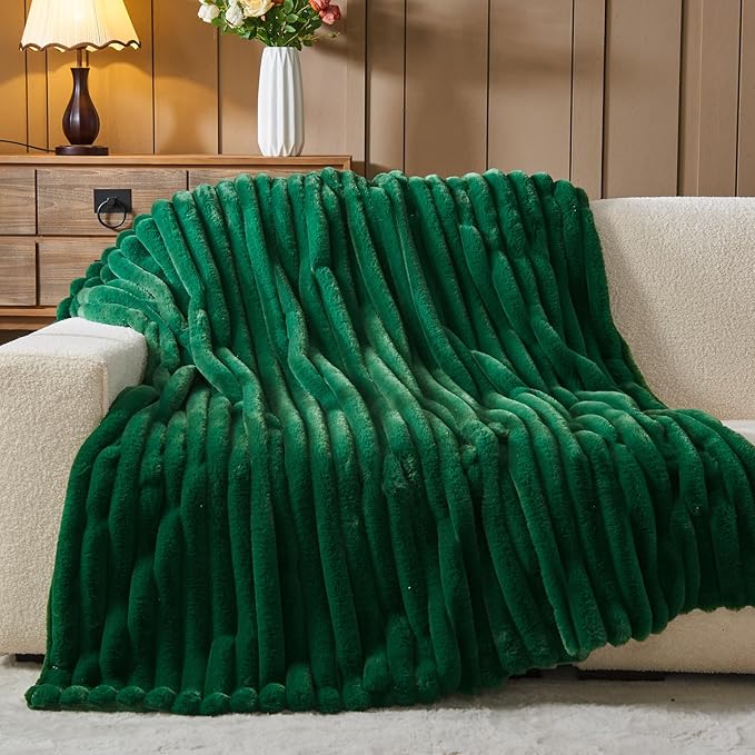 NEWCOSPLAY Faux Fur Twin Blanket Dark Green 3D Ribbed Plush Thick Warm Blanket for Couch Sofa Bed 850GSM (Dark Green Ribbed, Twin(60"x80"))