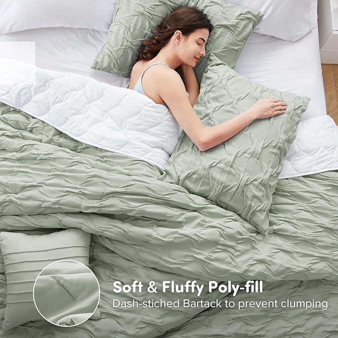 Comfort Spaces Comforter for Queen Size Bed, Ogee Ruched with Crinkle Texture, Breathable Comforter Set Queen, All Season Lightweight Bedding Set, Shams, Décor Pilow, Full/Queen Green 4 Piece