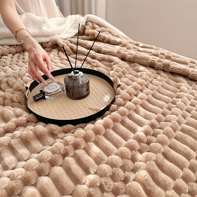 UKELER Sherpa Bed Blanket 80 × 90 inch, Ultra Soft Queen Size Throw Blanket for All Season, 470 GSM Cozy Plush Striped Fleece Blankets for Bedroom Living Room Dorm Hostel Sofa Camping, Silver Gray