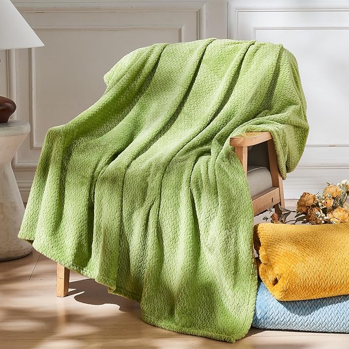 NEWCOSPLAY Super Soft King Blanket Green Premium Silky Flannel Fleece Leaves Pattern Lightweight Bed Blanket All Season Use (Green, King(90"x110"))