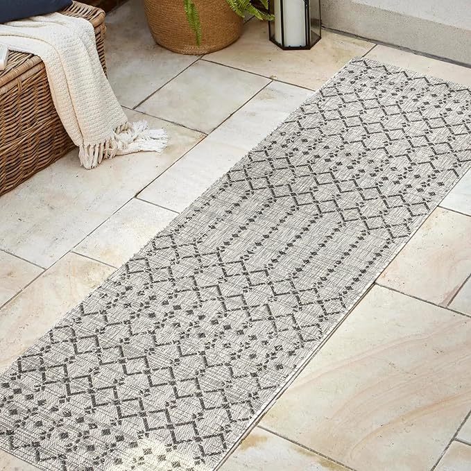 JONATHAN Y SMB108E-28 Ourika Moroccan Geometric Textured Weave Indoor Outdoor Runner Rug, Bohemian, Rustic, Scandinavian Easy Clean,Bedroom,Kitchen,Backyard,Patio, Non-Shed, Light Gray/Black, 2 X 8