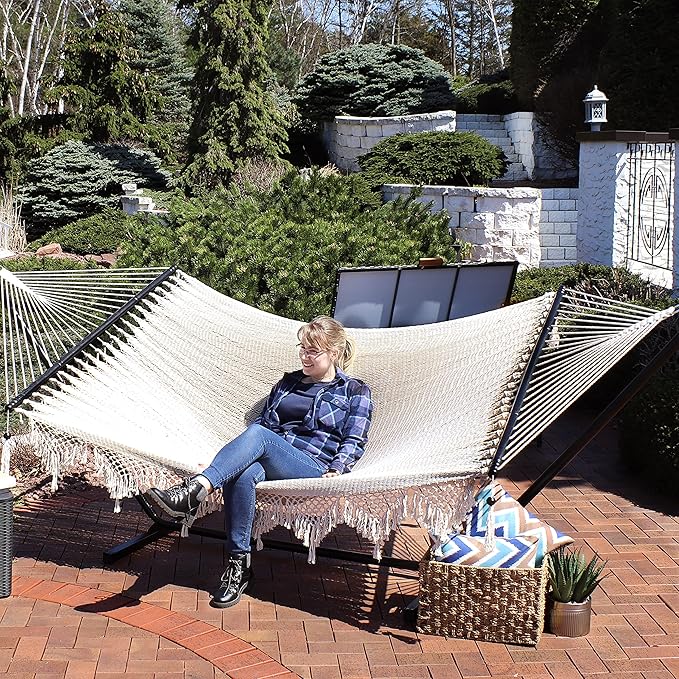 Sunnydaze Woven Double Hammock for Outside with Crocheted Edges and Spreader Bars - 600-Pound Weight Capacity Outdoor Hammock for Trees